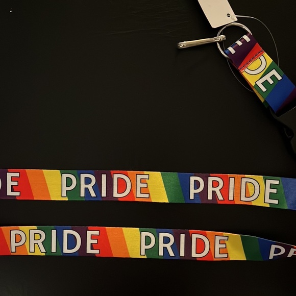 ✨64% Reduced Lanyard RAINBOW reading "PRIDE " Clips off at the bottom, keys ring - Picture 4 of 6
